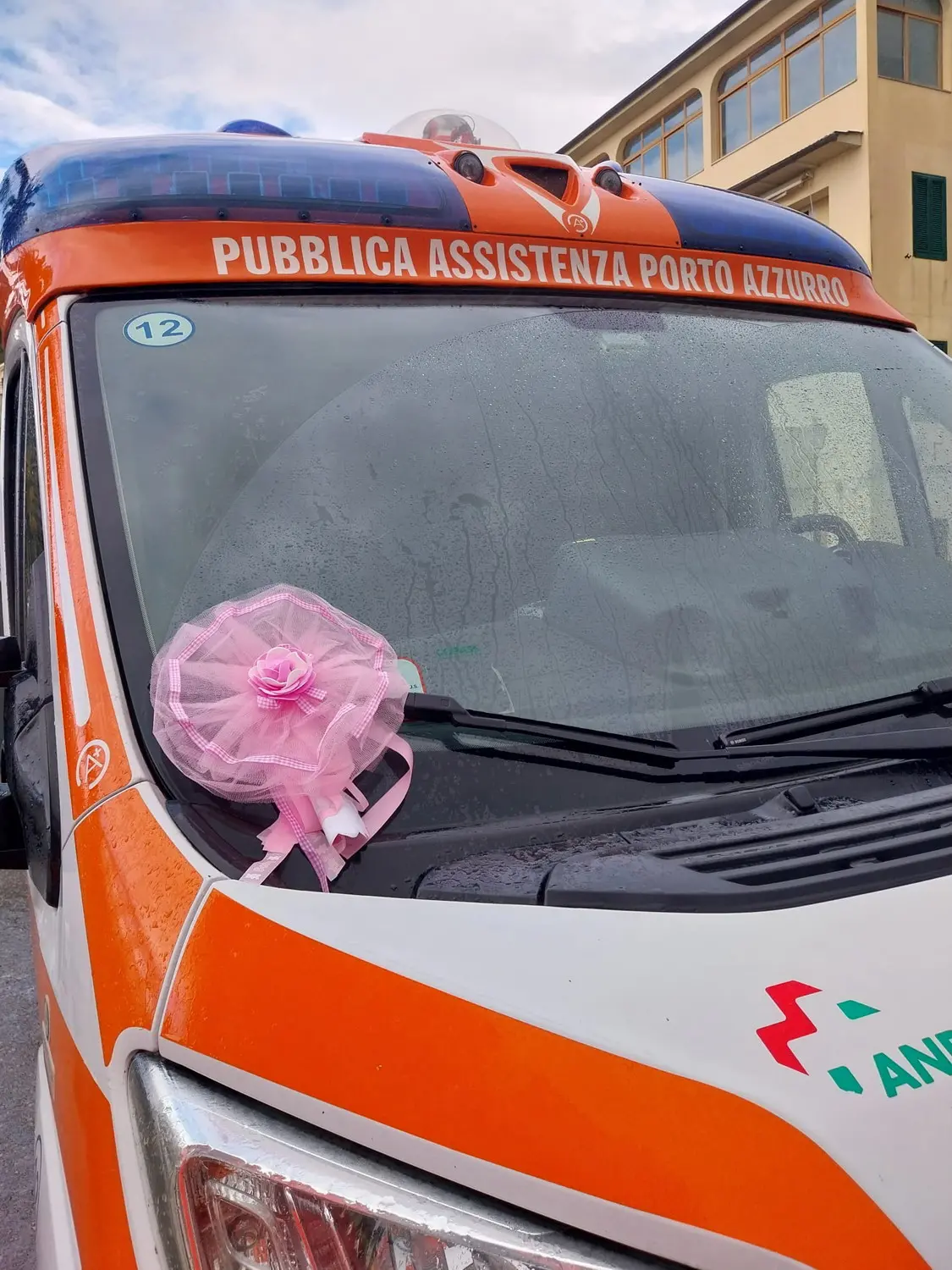 Linda ha fretta e nasce sull’ambulanza: fiocco rosa a Porto Azzurro