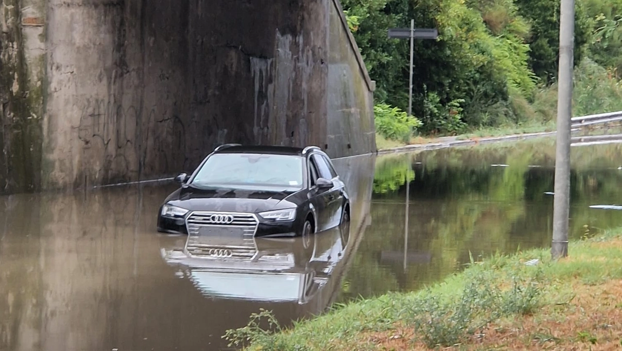 L'auto bloccata nel sottopasso