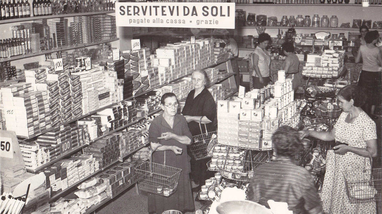 Un’immagine storica della Cooperativa, oggi Unicoop Tirreno, risalente ai primi anni di attività dopo la fondazione del 1945