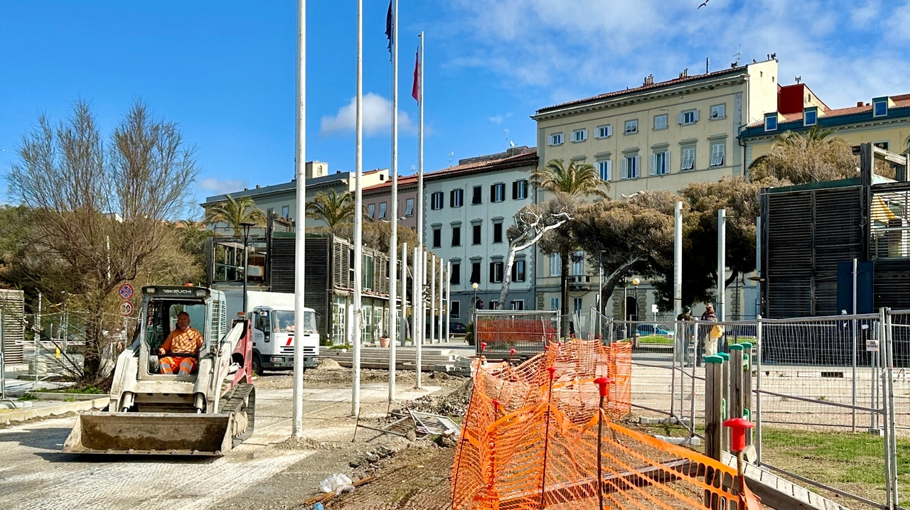 Aperto ieri il cantiere per la demolizione delle baracchine sul viale Italia davanti all’Acquario (baracchine 7 e 8) (Foto Novi)