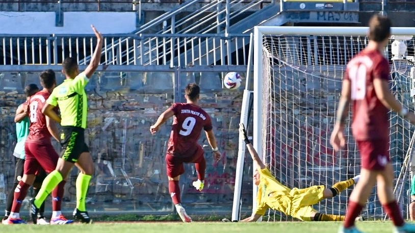 Il Livorno vince 3-0 in casa con lo Zenith Prato in Coppa Italia. Nell'immagine, un momento della partita (Foto Novi)