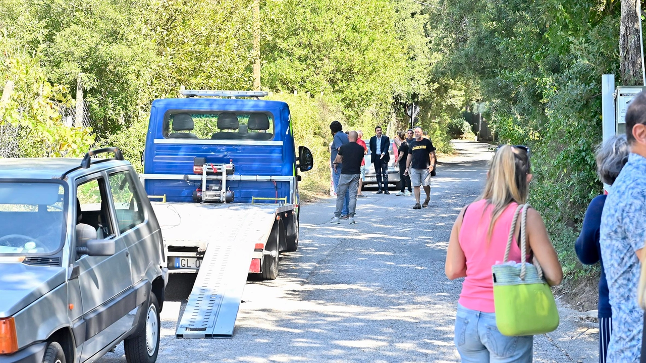 Carro attrezzi alla discarica del Limoncino (foto d'archivio)