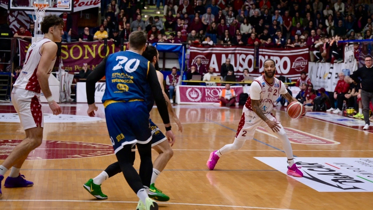 Un momento della sfida tra Libertas e Vigevano. Gli amaranto cadono in casa contro una diretta concorrente nelle zone basse della classifica (Foto Novi)