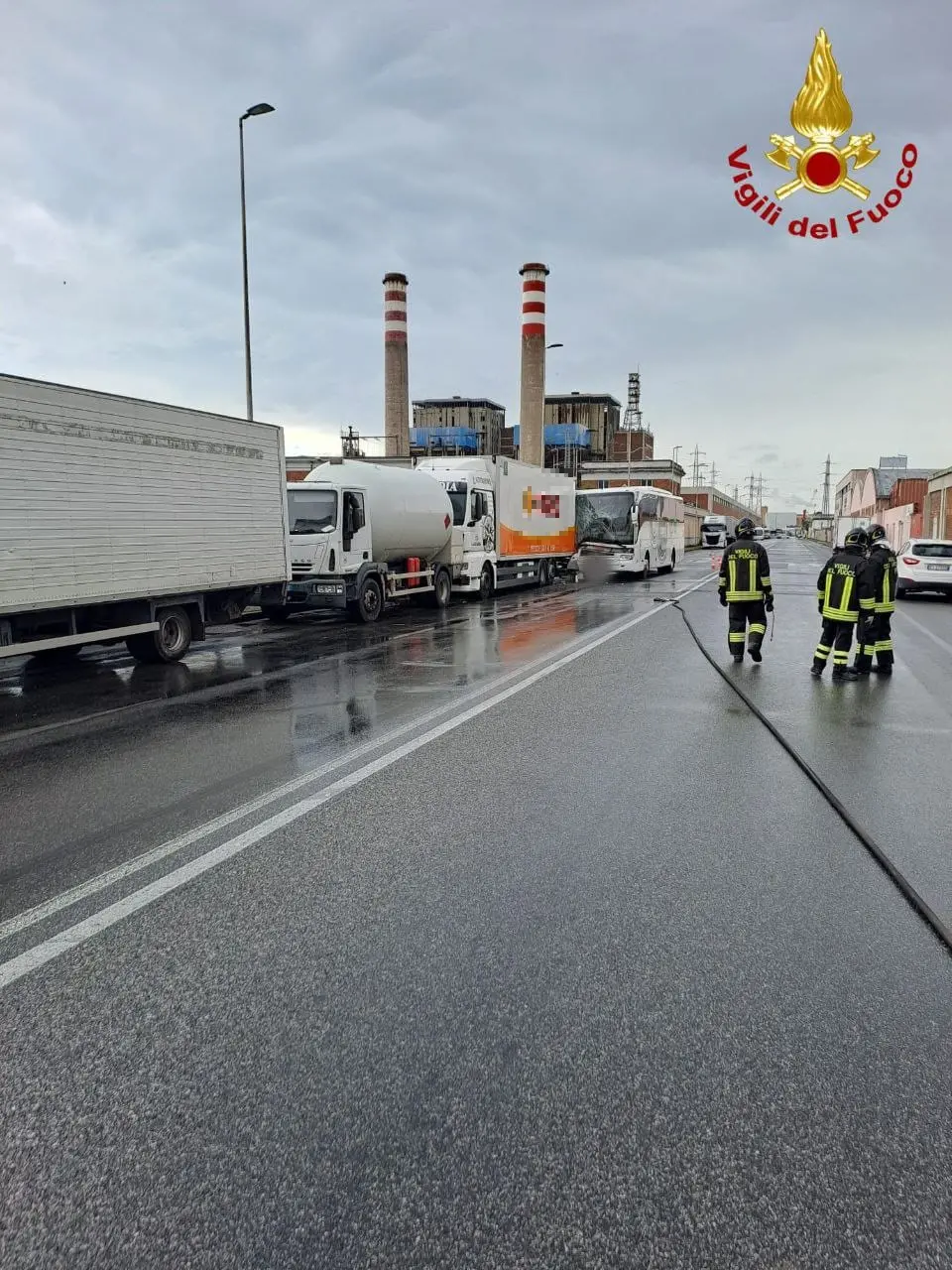 Pullman si schianta contro mezzi pesanti in sosta, incidente a Livorno