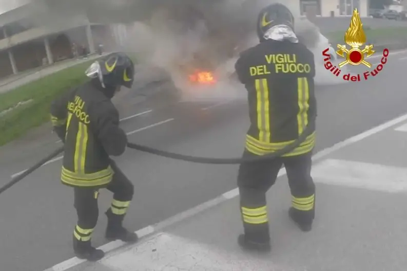 Auto si incendia dopo il tamponamento a Capannori: automobilista miracolato