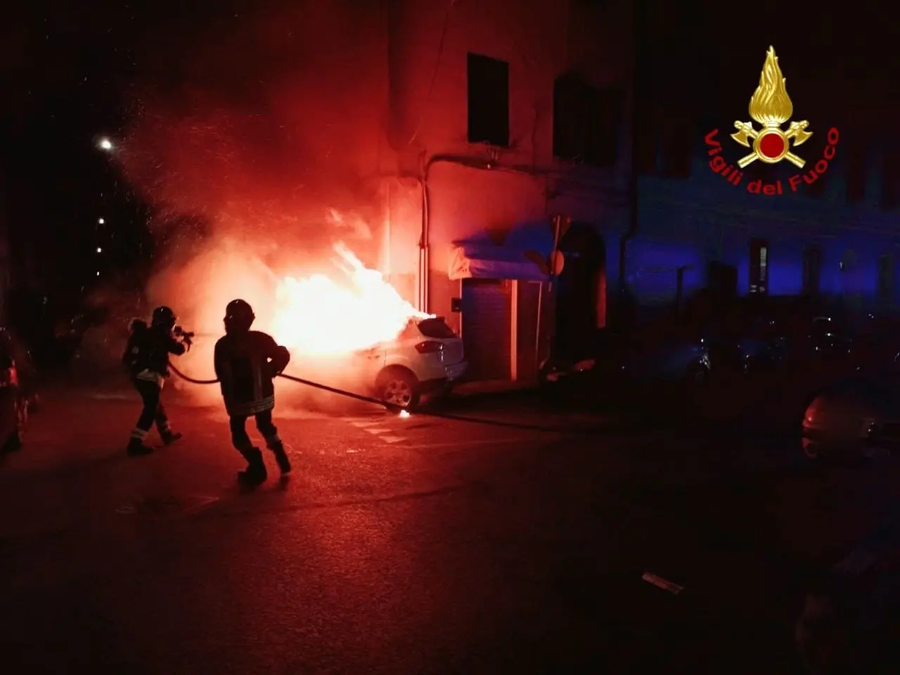 Livorno, fiamme nella notte: a fuoco tre auto