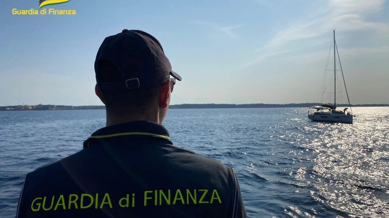 La vedetta della Guardia di finanza ha sanzionato il comandante dello yacht