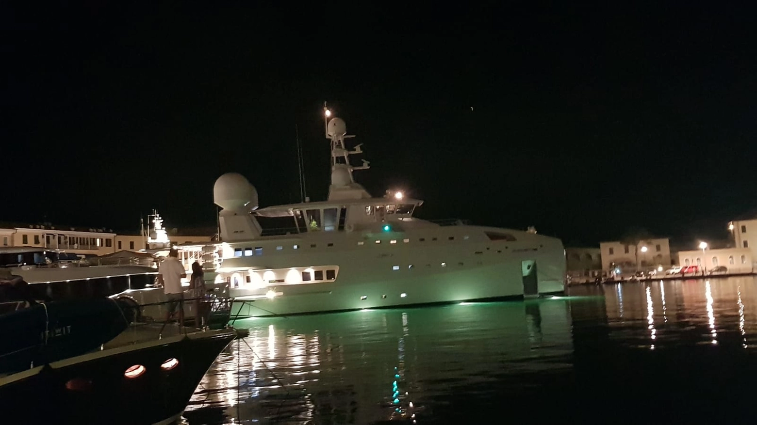 L’attracco a Portoferraio nella tarda serata di lunedì. Lo yacht più grande è l’Um Alhoul di 72 metri