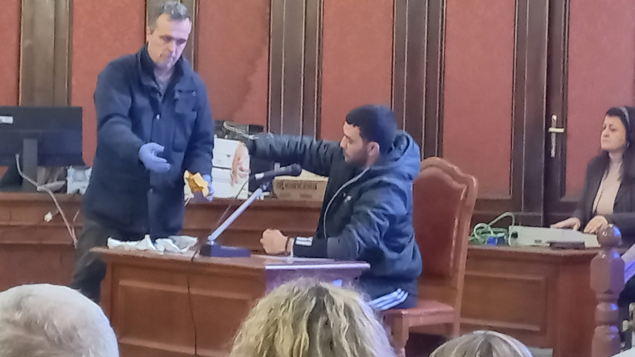 Hamed Hamza detto ’Il pugile’ mentre prova gli anelli in aula