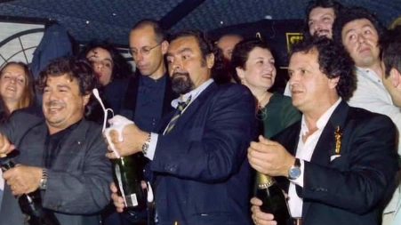 Mauro Donati (primo da destra) con Diego Abatantuono e Ugo Conti alla festa per l'Oscar di "Mediterraneo"