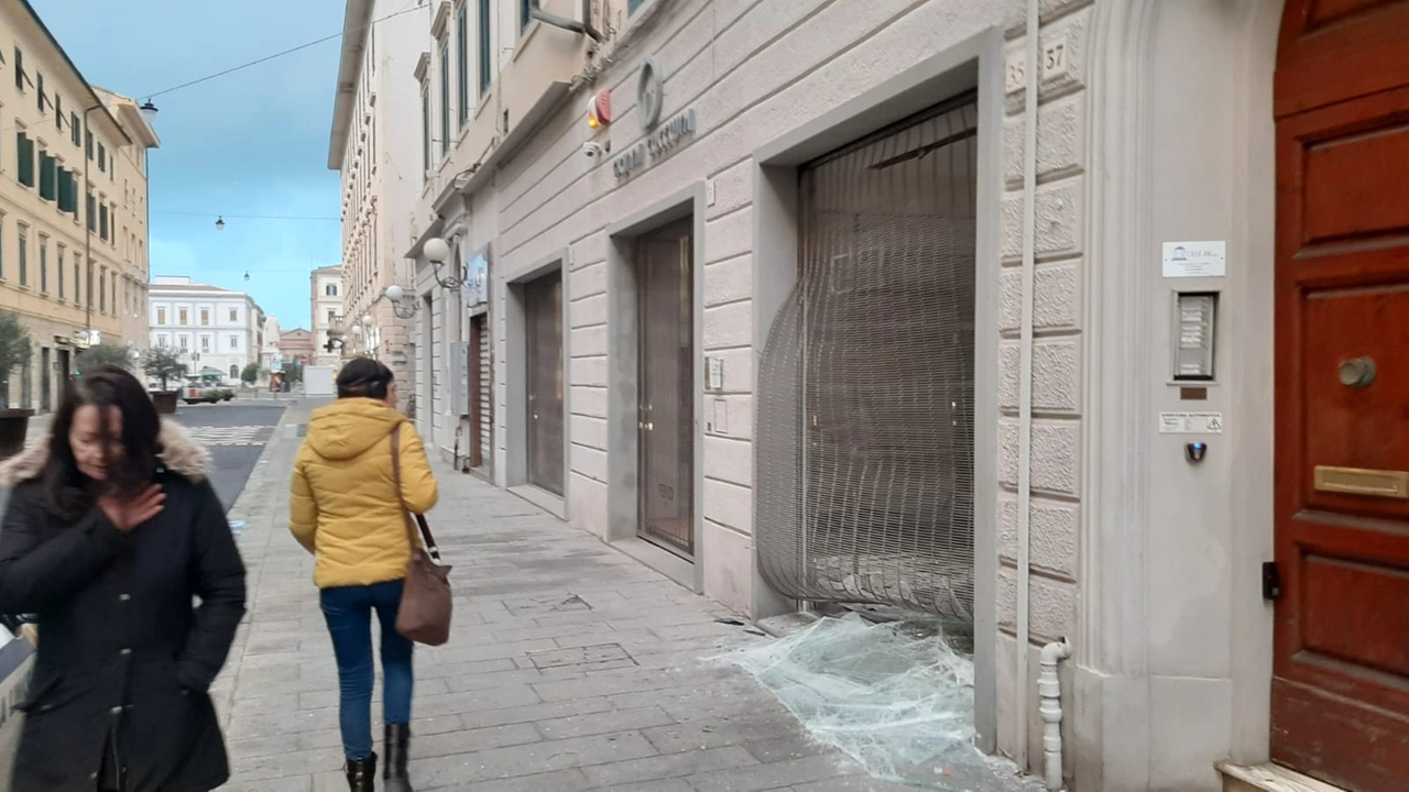 La vetrina della boutique Cuccuini distrutta dal tentativo di furto