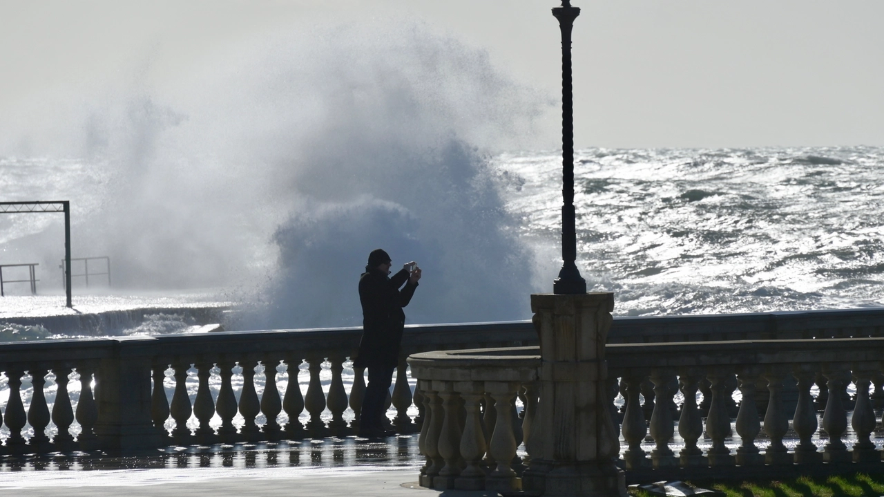 Mareggiata sulla Terrazza Mascagni a Livorno (Foto Novi)