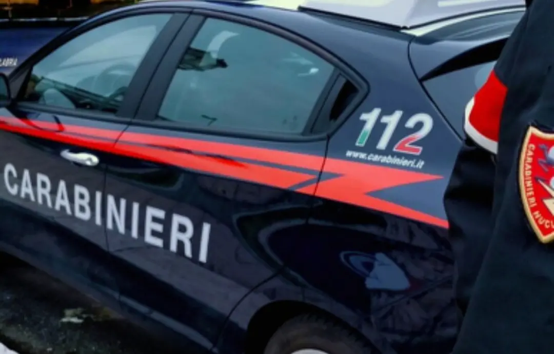 Prende a pugni la compagna: arrestato