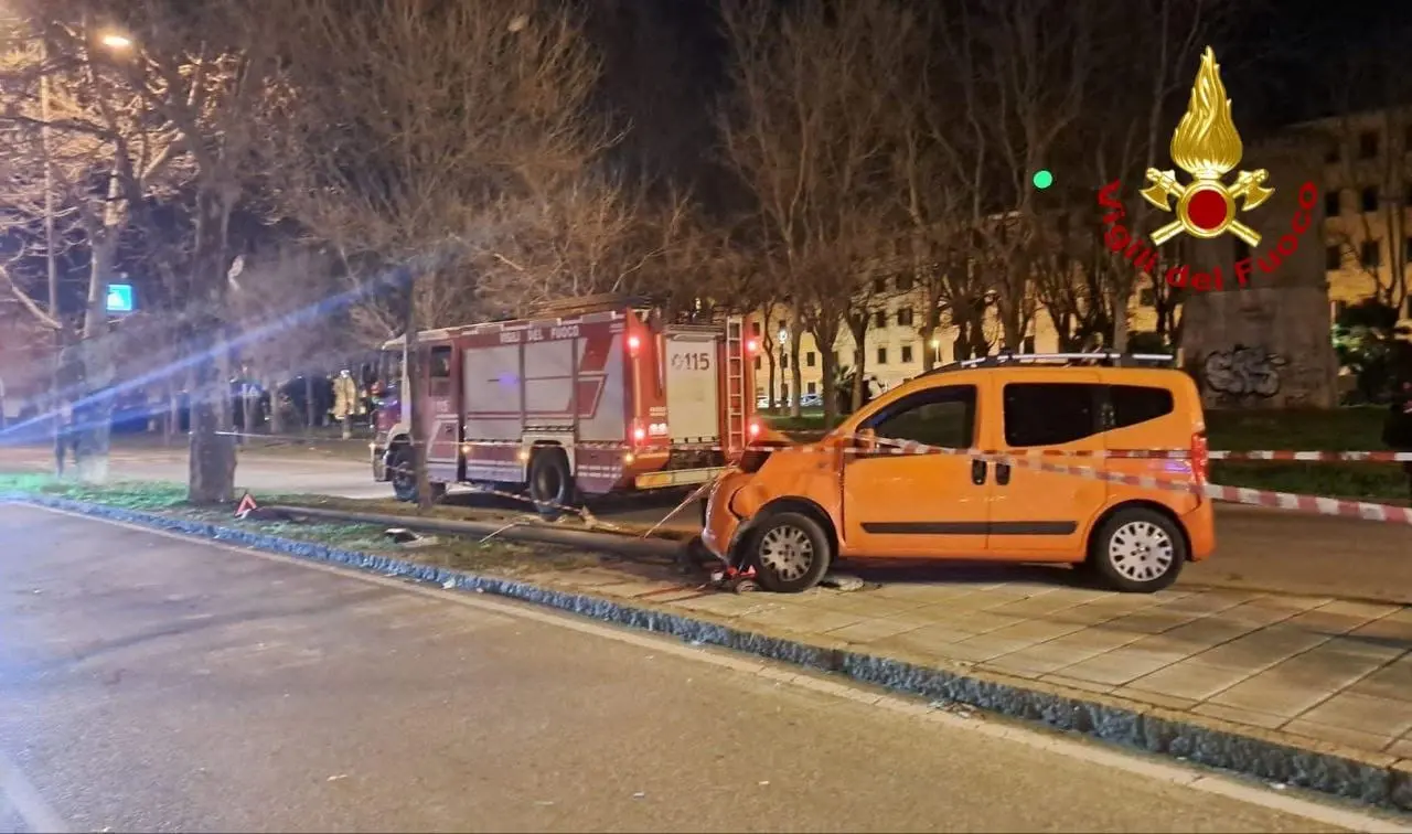 Auto contro palo, incidente stradale a Livorno