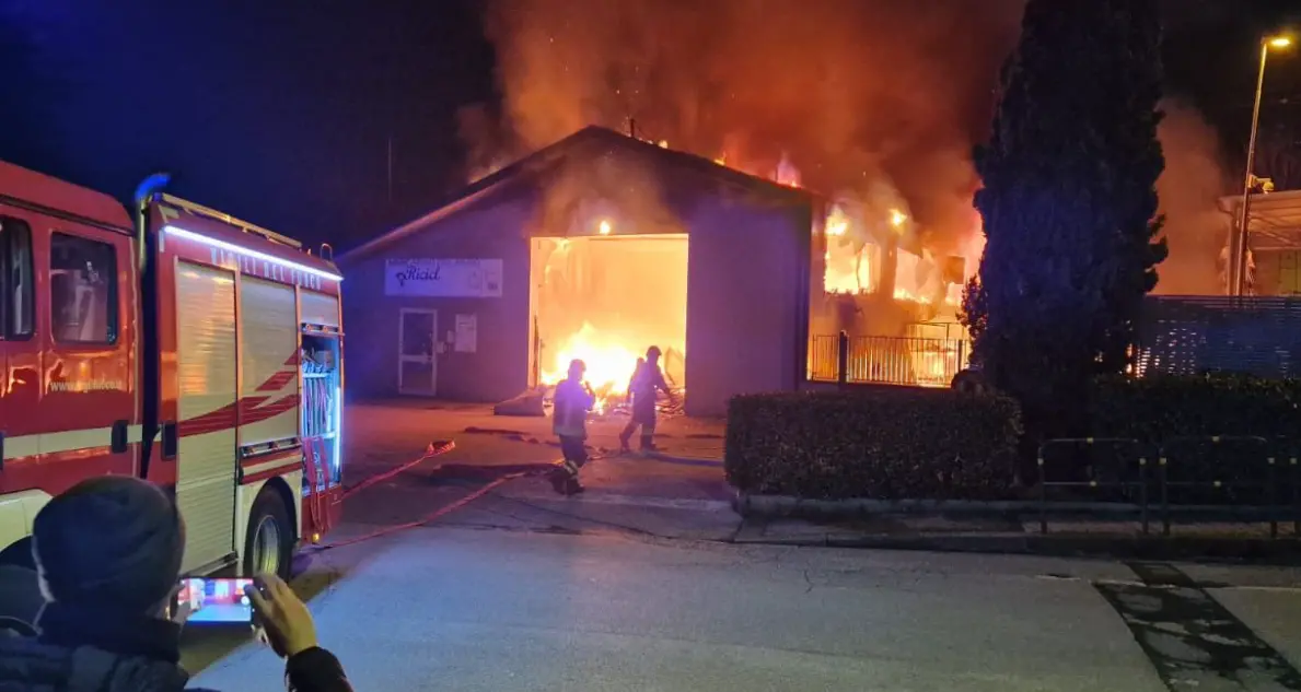 Incendio, brucia il mercatino di solidarietà: fiamme alte e gravissimi danni