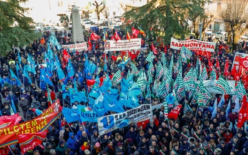 Manifestazione a Calenzano, rabbia e dolore in piazza: “Troppi morti sul lavoro, ora basta”