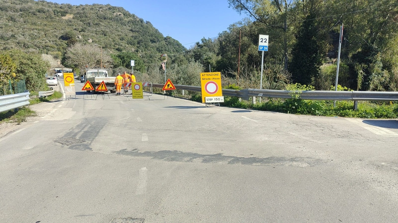 Il punto in cui la strada è stata chiusa. Uno smottamento ha minato la stabilità dell'asfalto