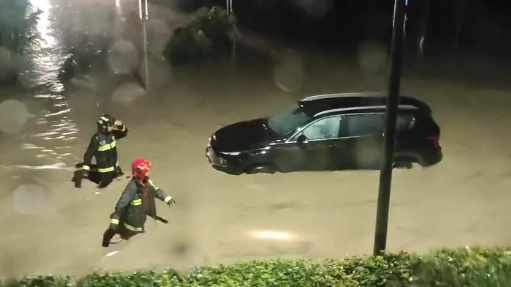 L'auto della donna rimasta bloccata dall'acqua alle Badie, Castellina Marittima