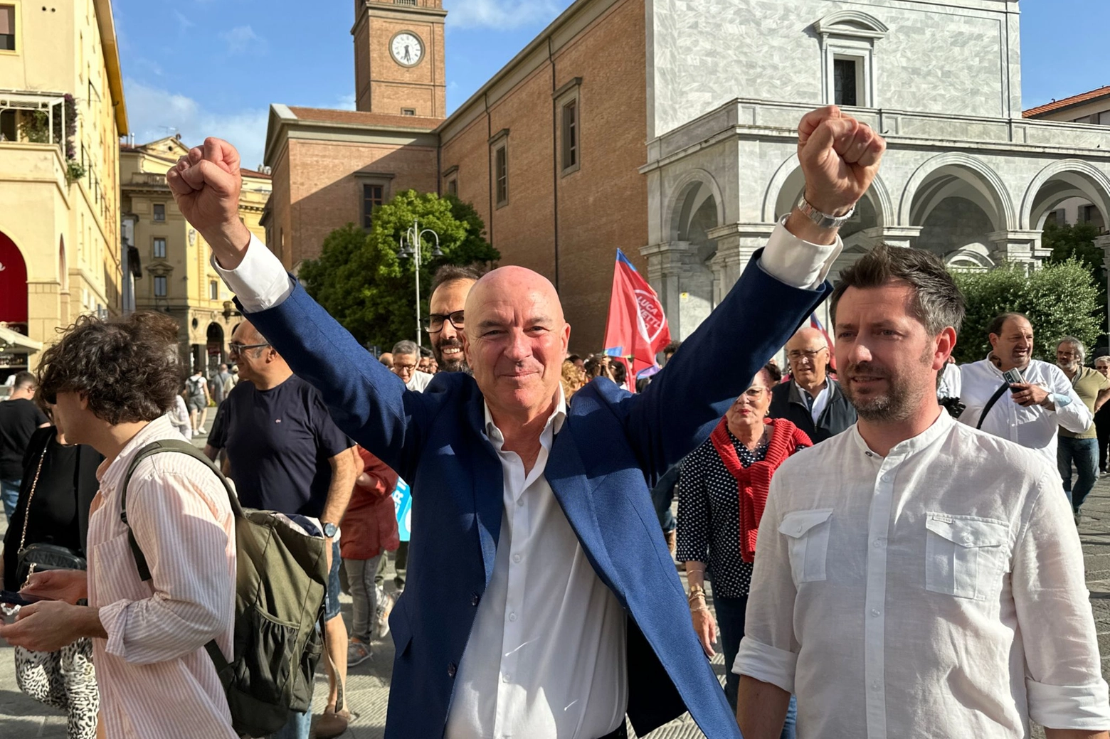 Luca Salvetti esulta in piazza Grande: sarà sindaco per altri cinque anni (Foto Novi)