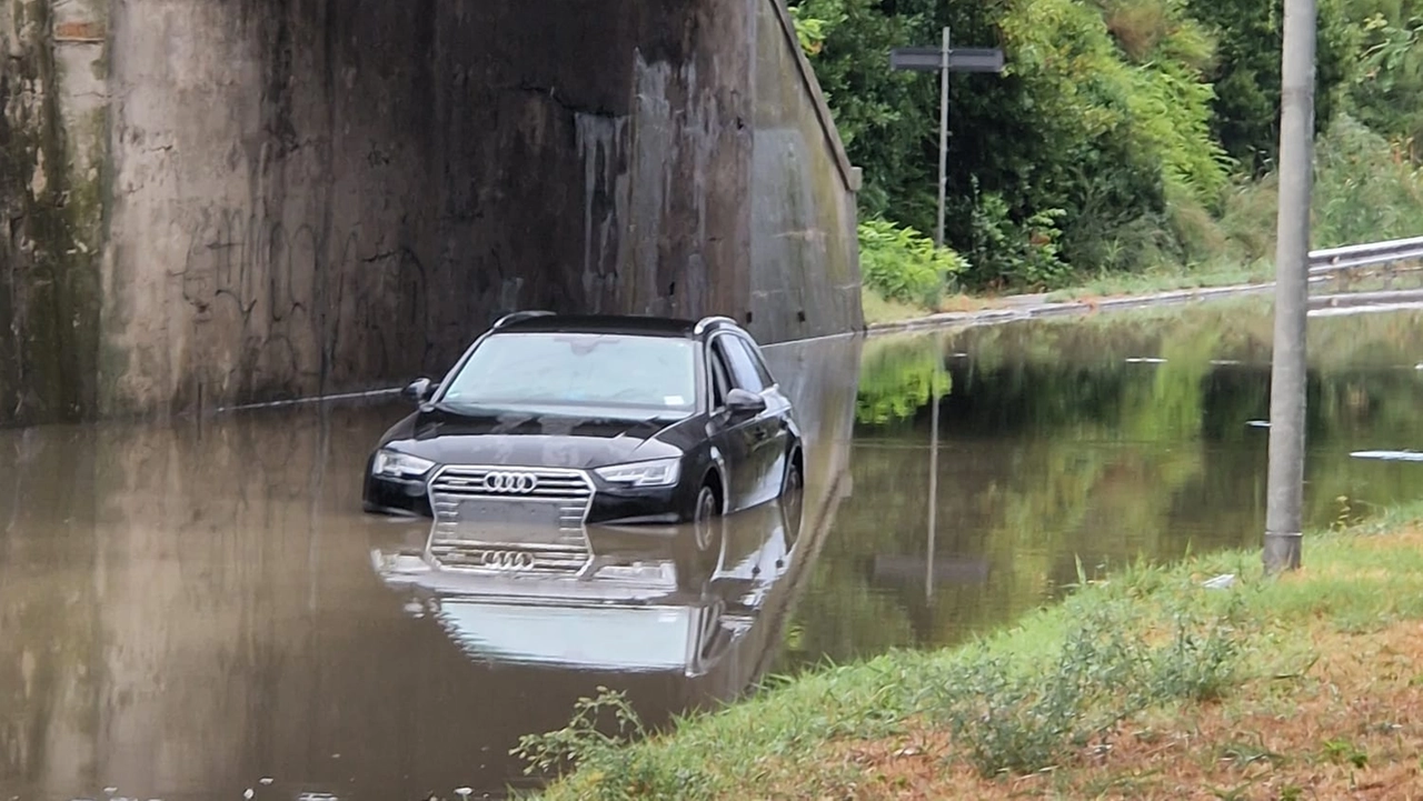 L'auto intrappolata nel sottopasso