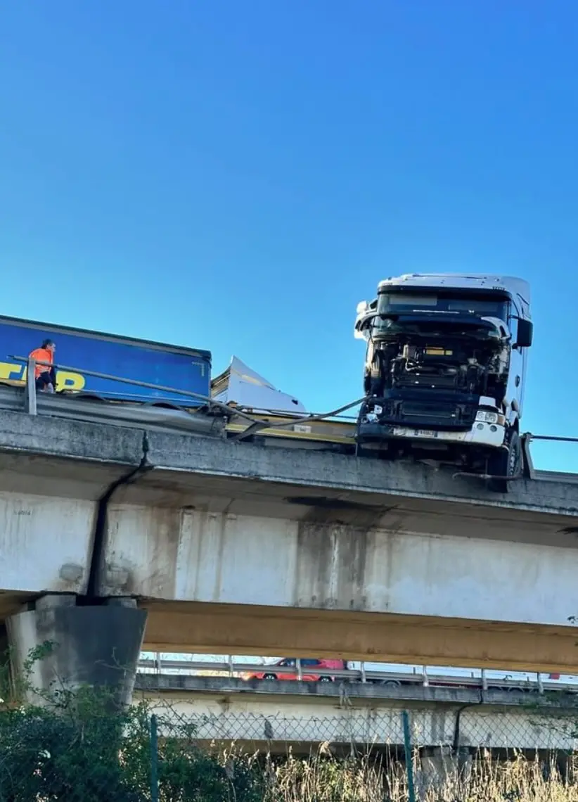 Tragedia sfiorata in Fipili, camion sfonda il guardrail e rischia di precipitare nel dirupo