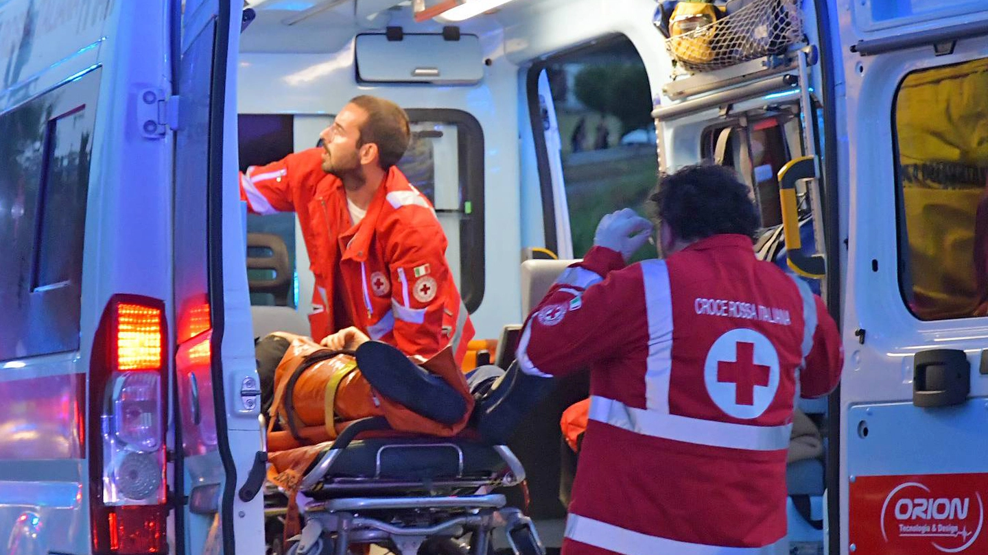In via Garibaldi è intervenuta l’ambulanza della Croce Rossa (foto repertorio)