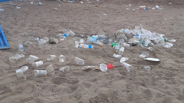 I rifiuti lasciati in spiaggia