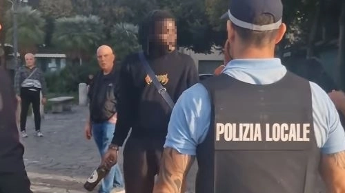 Livorno, la polizia ha identificato e denunciato tre persone dopo le intemperanze durante un servizio su degrado e insicurezza in piazza Garibaldi