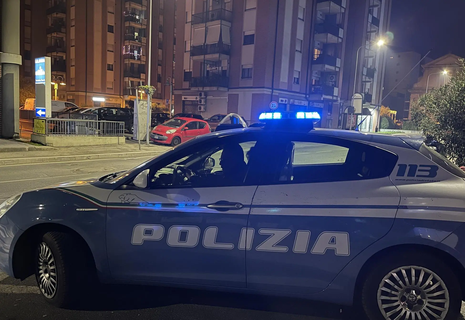 Spacciatori in fuga speronano l’auto della Polizia: uno scappa, l’altro viene fermato e denunciato